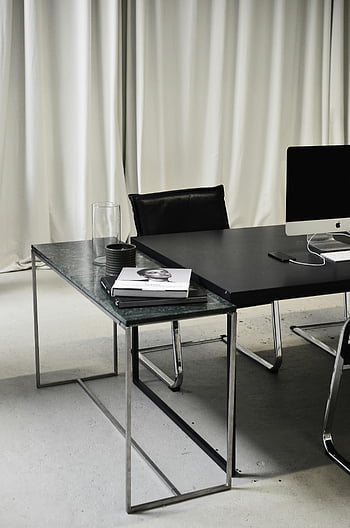 Moderne arbejdsområde, computer opsætning, Moderne skrivebord, stilfuld stol, Kreative fagfolk, indretning, Minimalistisk kontor, moderne møbler, arbejdsområde design, kontor opsætning, sort skrivebord
