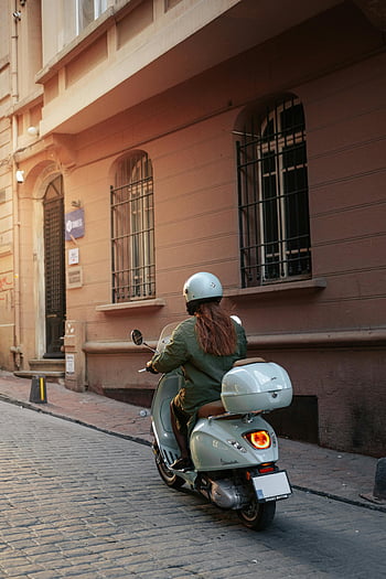 Žena jezdící na skútru, Istanbul Cobblestone Street, městského životního stylu, motorový skútr, Žena na skútru, ulice, Scooter Rider, helma, vespa, Turecká ulice, městské scény