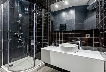koupelna, dřez, sprchová jednotka, černé dlaždice, Skleněná sprcha, Elegantní příslušenství, moderní koupelna, stylová koupelna, bílá marnost, moderní design, Design koupelny