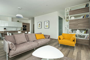 Koselig studioleilighet, Komfortabel sofa, lenestol, Kjøkken sone, Romslig stue, elegant moderne dekor, Gule aksenter, moderne innredning, hvite møbler, tregulv, Åpen oppsett