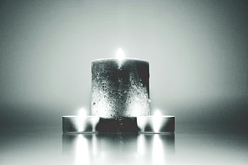 zwart en wit, kaarsen, grote kaars, theelichtjes, Serene ambiance, detailopname, brandende kaarsen, monochroom, reflecterend oppervlak, minimalistische, kaarslicht