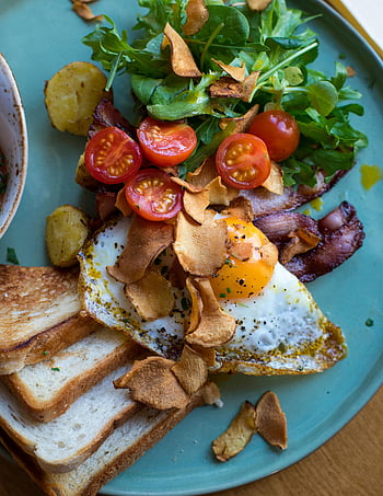 sandwich aux légumes, délicieux petit déjeuner, Oeuf, Bacon, tomates, salade, pain grillé, repas sain, assiette de petit déjeuner, légumes frais, Chips croustillants