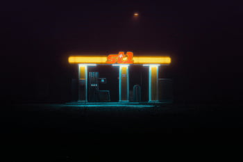 Neon felirat, neonfény, izzó neon, benzinkút, éjszakai égbolt, titokzatos aura, éjszakai jelenet, megvilágított jel, neon ragyog, sötét éjszaka, légköri világítás