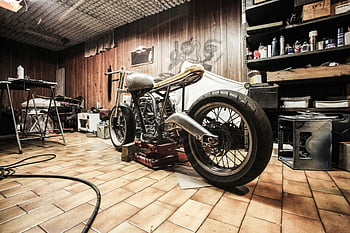 šedý křižník motocyklu, ročník motocyklu, pod opravou, Přeplněný workshop, DIY Craftsmanship, opravy motocyklů, dílenské nástroje, vinobraní kolo, obnovení motocyklu, Scéna dílny, části motocyklů