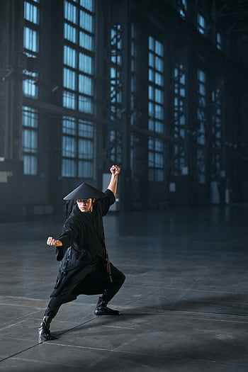 provozovatel bojového umění, Black Hakama, tradiční oděv, pozoruhodné pozice, průmyslové budovy, černé oblečení, bojová umění, tradiční oblečení, Vnitřní nastavení, bojovník představují, Černý klobouk