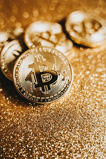 bitcoin-kolikot, kulta tausta, kryptovaluutta, Rahoittaa, lähikuva, kimalteleva kulta, digitaalinen valuutta, finanssitekniikka, investointi, virtuaalinen raha, blockchain-tekniikka