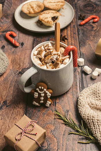 cioccolata calda, Pan di zenzero, bastoncini di zucchero, biscotti, Inverno accogliente, marshmallows, tavolo di legno, Setup festivo, bevanda natalizia, tema natale, boccale