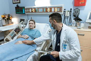 Doktor rahatlatıcı hasta, hastane odası, ağlayan hasta, Tıbbi bakım, şefkatli bakım, Sağlık çalışanı, hasta bakımı, tıbbi ortam, Duygusal destek, sağlık ortamı, doktor-hasta etkileşimi