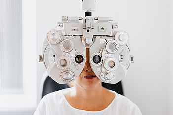 göz muayenesi, Phoropter, modern klinik, Beyaz gömlekli kişi, Ayrıntılı Görünüm, göz testi, optik ekipman, oftalmoloji, görme testi, Tıbbi cihaz, sağlık ortamı