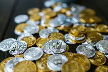 Ezüst és arany érmék, cryptocurrency-érmék, Bitcoin, Ethereum, kerek érmék, sötét felület, digitális pénznem, fizikai érmék, rejtjelező eszközök, beruházás, pénzügy