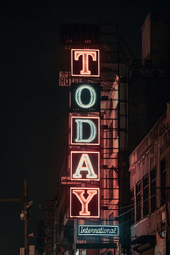sinal de neon, placa de sinal iluminada, rua urbana, cena noturna, sinal brilhante, Hoje assinatura, edifício montado, Vida noturna da cidade, sinalização brilhante, sinal vertical, Sinal internacional