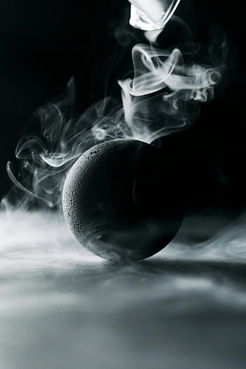 boule noire, fumée, noir et blanc, sphère, fumée tourbillonnante, image captivante, fond sombre, photographie artistique, monochrome, art abstrait, effets de fumée