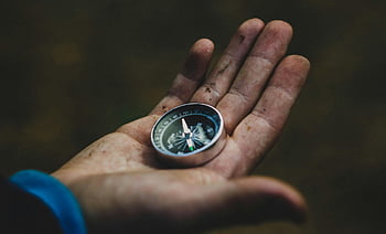 kompas, špinavá ruka, dobrodružství, navigace, detail, Šedý a černý kompas, venkovní průzkum, cestovat, směr, průzkumný nástroj, Kompas držení ruky