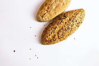 Handwerker Brot, gebackenes Gebäck, frisches Backen, Saat, weißer Hintergrund, Brotlaibe, Handwerker -Brote, sauber weiß, Brot mit Samen, frisches Brot, handwerkliches Backen
