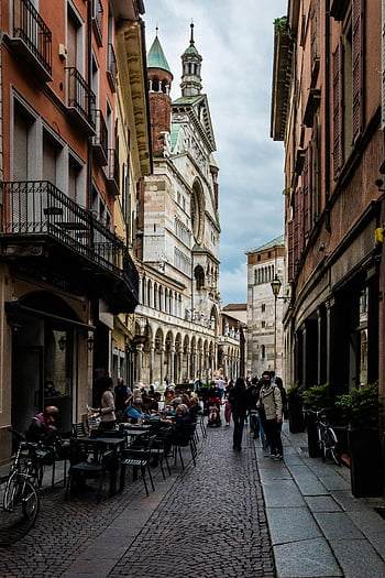 Cremona, Italien, geschäftige Straße, Outdoor -Cafés, Dom, Kopfsteinpflasterstraße, europäische architektur, historische Gebäude, Straßenszene, Menschen gehen, Fahrräder