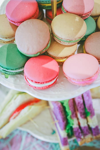 macarons, levendige macarons, witte plaat, dessert tafel, sandwiches, Prachtig gearrangeerd, kleurrijke macarons, zoete lekkernijen, pastelkleuren, Party Desserts, macaron -display