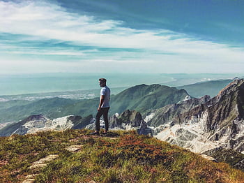 man in wit t-shirt, op de berg staan, blauwe bewolkte hemel, Carrara Mountains, natuurlijk landschap, Italië, persoon op heuvel, prachtig uitzicht, buiten landschap, reisfotografie, avonturen reis