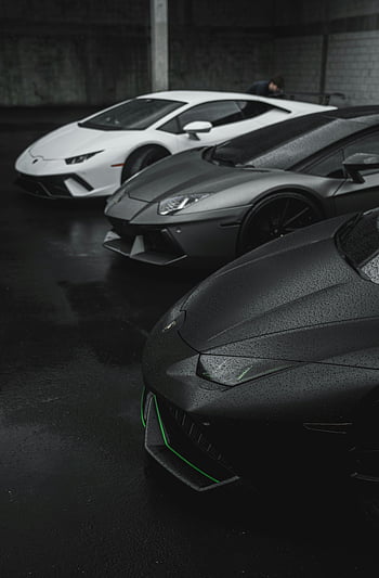 supercars, Lamborghinis, luxusní auta, Disly osvětlená garáž, elegance, styl, Trio automobilů, špičkové vozidla, zaparkovaná auta, Interiér garáže, automobilového designu