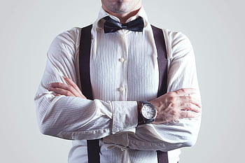 Mand med krydsede arme, Stilfuld mand, butterfly, seler, elegant outfit, hvid bluse, formel påklædning, selvsikker positur, armbåndsur, Professionelt look, studio portræt