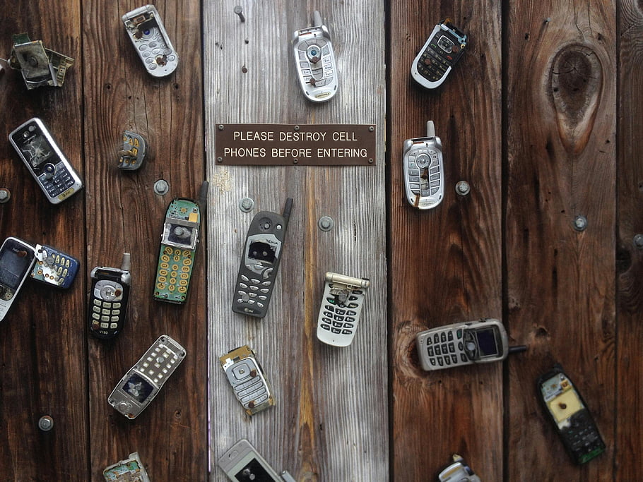 Vintage mobilní telefony, Rustikální dřevěná zeď, vtipné znamení, nejrůznějších telefonů, prkno, sbírka, připojený, Víceslovné podmínky, seo, Klíčová slova fotografie, Erotická fotografie