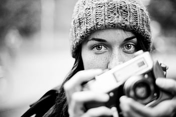 fotografie ve stupních šedi, žena hospodářství fotoaparát, černobílý portrét, vinobraní fotoaparát, Stylová osobnost, černobílé fotografie, žena fotograf, vinobraní fotografie, stylová žena, černobílý obraz, žena s fotoaparátem