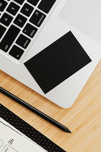 computador portátil, papel preto, mesa de madeira, vista do topo, bloco de anotações, lápis, cartão preto, à moda, configuração do escritório, área de trabalho, design minimalista