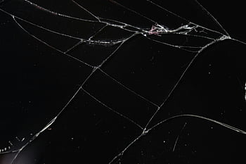gebroken spiegel, gebarsten glas, close-up foto, ingewikkelde patronen, reflecties, gebroken glas, spiegelscheuren, glazen oppervlak, Gedetailleerde scheuren, spiegelscherven, donkere achtergrond