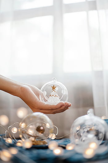 Noel dekorasyonu, cam top, şenlikli ışıklar, el tutma süsü, parlayan ışıklar, Noel ağacı, tatil dekoru, kış sezonu, şenlikli atmosfer, Noel süsü, şenlikli sahne