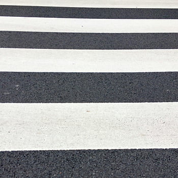 przejście dla pieszych, droga asfaltowa, Berlin, Niemcy, Linia pieszych, biały i szary, szczegółowy widok, oznaczenia ulic, bezpieczeństwo na drogach, infrastruktura miejska