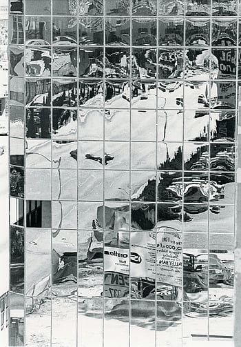 zdjęcie w skali szarości, szklany budynek, zniekształcone odbicia, scena miejska, fasada, czarny i biały, fotografia architektoniczna, pejzaż miejski, architektura nowoczesna, Streszczenie Refleksje, Refleksje miejskie
