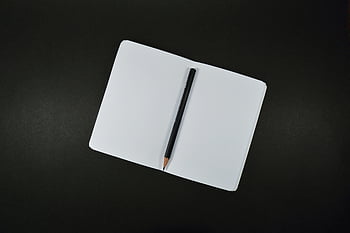černá tužka, bílý papír, Prázdný notebook, Kreativní projekty, pohled shora, černé pozadí, otevřený zápisník, Nástroje pro psaní, minimalistický design, papírnictví, pracovního prostoru