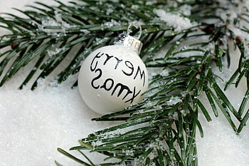 albero di Natale, ramo di pino smerigliato, Buon Natale Ornament, la neve, avvicinamento, scena invernale, decorazione di festa, immagine festosa, arredamento natalizio all'aperto, paesaggio innevato