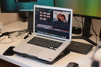 laptop, software pro úpravu videa, pracovního prostoru, moderní technologie, úprava videa, počítač, nastavení stolu, Úpravy nástrojů, Multimediální produkce, Digitální pracovní prostor, Profesionální úpravy