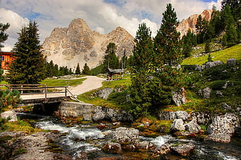 paesaggio di montagna, flusso che scorre, vegetazione lussureggiante, ponte, cielo nuvoloso, alberi accanto al fiume, scenario naturale, bellezza all'aperto, ambiente sereno, vista alpina, terreno roccioso