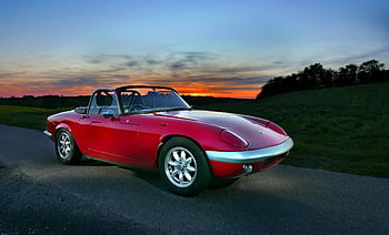 coupé convertibile rossa, auto sportiva classica, sullo sfondo del tramonto, Parcheggiato su strada, splendido tramonto, auto rossa, auto sportiva convertibile, macchina classica, scena del tramonto, scena stradale, auto sportiva