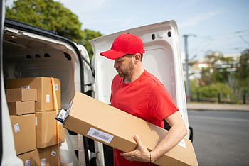 Uomo con camicia rossa, scatola di cartone, furgone per le consegne, Corriere, uniforme rossa, pacchetti di scarico, giorno soleggiato, servizio di consegna, consegna all'aperto, Giornata di consegna, consegna furgone