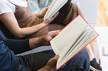 adam kitap okumak, kadın kitap okumak, İki öğrenci, içeriye, odaklanmış öğrenme, bilgi, kitaplar, kapalı okuma, eğitim ortamı, gündelik okuma, çalışma oturumu