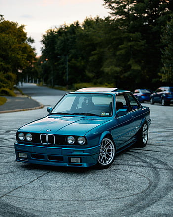 bmw spor araba, Klasik mavi BMW, kentsel sokak, nostaljik vibe, park etmiş araba, sessiz sokak, gündüz fotoğrafı, mavi spor araba, bmw araç, klasik araba, kentsel ayarı