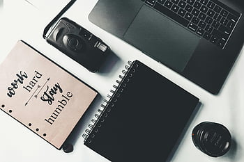 computador portátil, mesa branca, câmera fotografica, caderno, bloco de anotações, espaço de trabalho moderno, vista do topo, caderno motivacional, configuração do espaço de trabalho, mesa de trabalho, Ferramentas de produtividade