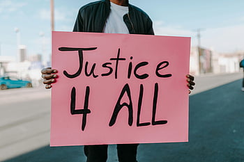contestatore, cartello rosa, Giustizia 4 All, strada urbana, dimostrazione, attivismo, giustizia sociale, segno di protesta, dimostrazione pubblica, protesta di strada, cartello di attivismo