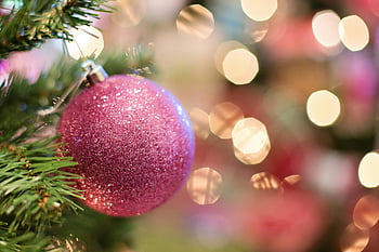 pembe, Noel süsü, bokeh ışıkları, mevsimsel dekorasyonlar, canlı pembe, Seçici odak fotoğrafçılığı, parıltı biblo, tatil dekoru, noel ağacı süsleme, bayram süslemeleri, pembe Noel topu