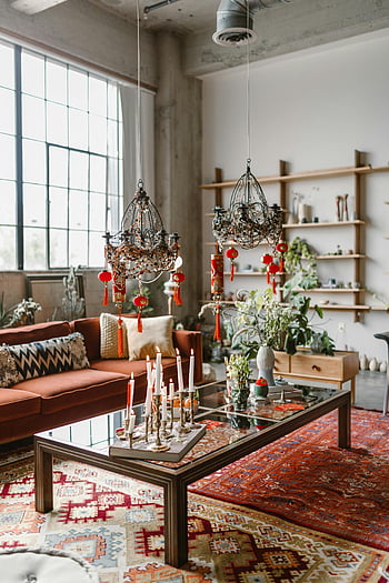accogliente soggiorno, arredamento rosso, candele, lampadari sospesi, tappeto rosso, soggiorno moderno, stile industriale, grandi finestre, scaffali in legno, piante, Atmosfera accogliente