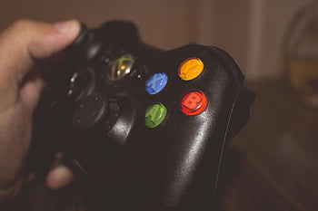 xbox ένα ελεγκτή, μαύρος ελεγκτής, πολύχρωμα κουμπιά, ελεγκτή παιχνιδιών, κοντινή εικόνα, ΚΡΑΤΗΜΑ χεριων, ελεγκτή παιχνιδιών βίντεο, αξεσουάρ παιχνιδιών, μαύρος ελεγκτής τυχερών παιχνιδιών, ελεγκτή xbox, βιντεοπαιχνίδι