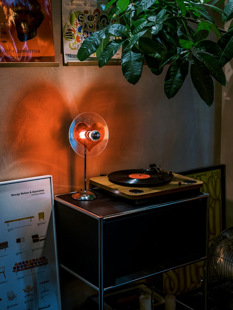 tvar srdce, zeď, vinylový disk, Vintage gramofon, teplé osvětlení, Útulná vnitřní scéna, Nostalgická atmosféra, rostlina, retro výzdoba, přehrávač, stínidlo