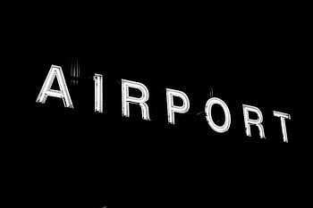 Semnalizare aeroport, noapte, iluminat neon, luminos, întuneric, design minimal, semnul aeroportului, indicatoare luminoase, semn neon, aeroport, semn de noapte