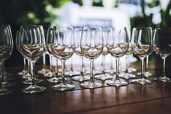 vinné skleničky, elegantní uspořádání, dřevěný stůl, oslavy, Události, skleněné zboží, jídelní nastavení, Příprava strany, nastavení tabulky, skleněné kalíšky, Slavnostní nádobí