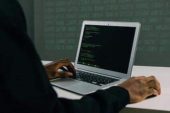 macbook air, person, der bruger bærbar computer, Cybersecurity -færdigheder, Kodningsevner, indendørs arbejde, fokuseret voksen, moderne teknologi, Bærbar bruger, computer skærm, programmeringskode, skrivebordsarbejde