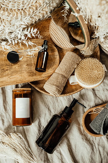 botellas cosméticas de vidrio marrón, bandeja de madera, Productos naturales para el cuidado de la piel, arreglo estético, Accesorios para el cuidado de la piel, contenedores de vidrio marrón, superficie de madera, belleza natural, productos de spa, cuidado de la piel ecológica, configuración minimalista