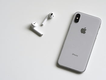 เงิน iphone x, airpods, หูฟังไร้สาย, พื้นหลังสีขาวเงา, ใกล้ชิด, แอปเปิ้ล, มาร์ทโฟน, เทคโนโลยี, อุปกรณ์ที่ทันสมัย, การออกแบบที่เรียบง่าย, อุปกรณ์เสริมเทค