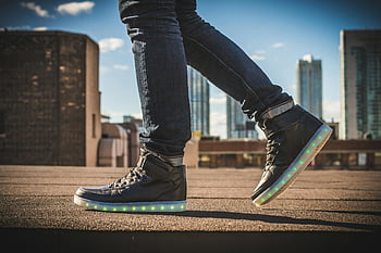 Trampki LED, Czarne buty na wysokim poziomie, moda miejska, Panorama miasta, nowoczesny styl, dżinsy, stylowe buty, wysokie tenisówki, miejski wygląd, pejzaż miejski tło, świecące buty
